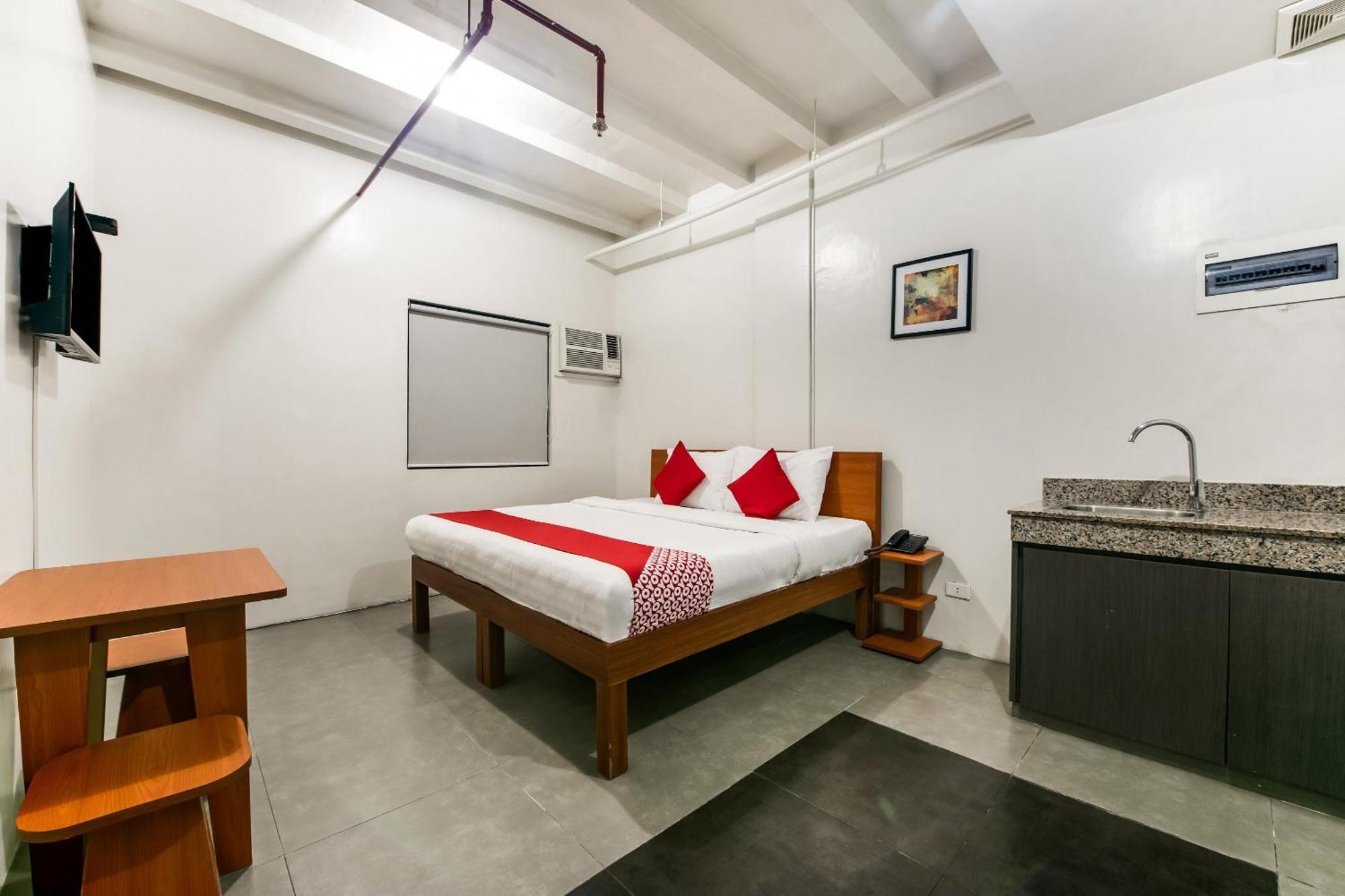 Oyo 136 Regal Residences Quezon City Exterior photo