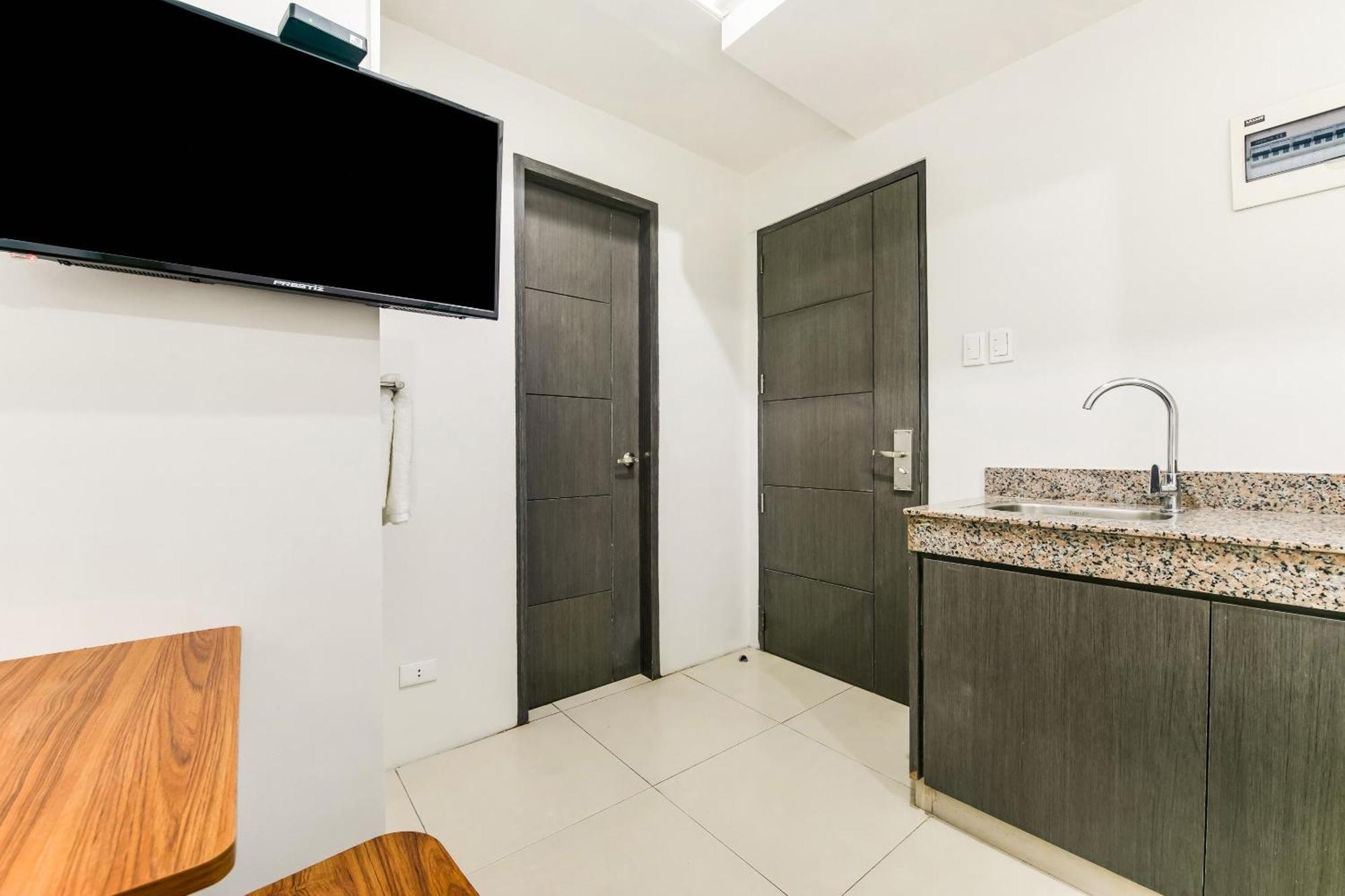 Oyo 136 Regal Residences Quezon City Exterior photo