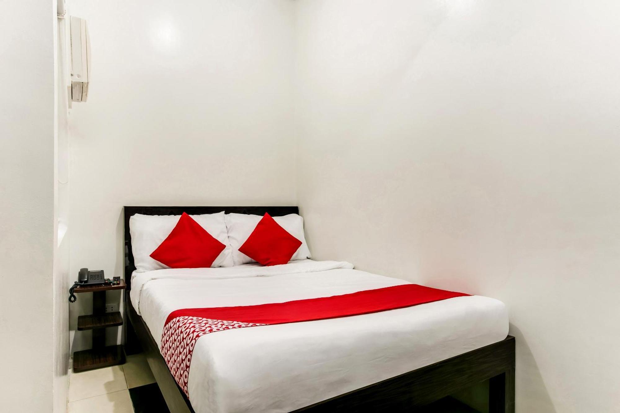 Oyo 136 Regal Residences Quezon City Exterior photo